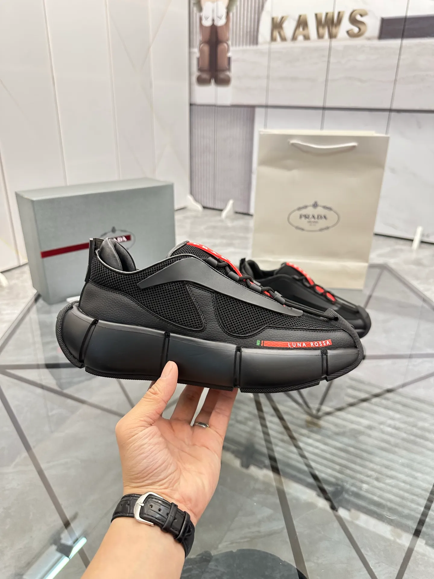 Men's shoes: 💰P500¥ High-end, complete package Product trademark: Prada *"Prada*" low-top casual shoes Regular size: 38-44 (can be customized to 45.46) Couple style Product materials: Upper imported cowhide stitched with original fabric, sheepskin lining, original outsole. Number: 846